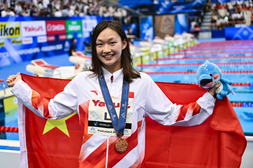 7月25日，李冰洁在1500米自由泳中获得铜牌。新华社记者张笑宇摄