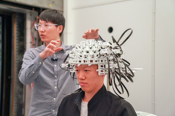 哈尔滨工业大学空间环境地面模拟装置科研人员展示空间磁环境模拟与