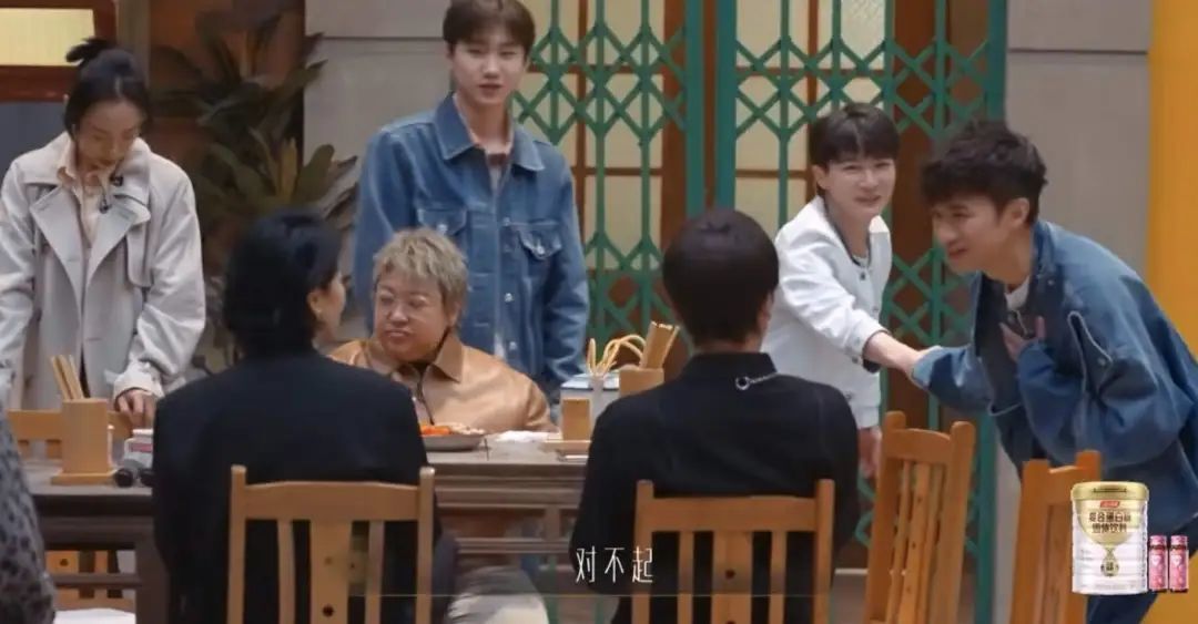 一句话都不说？以为她被孤立了…