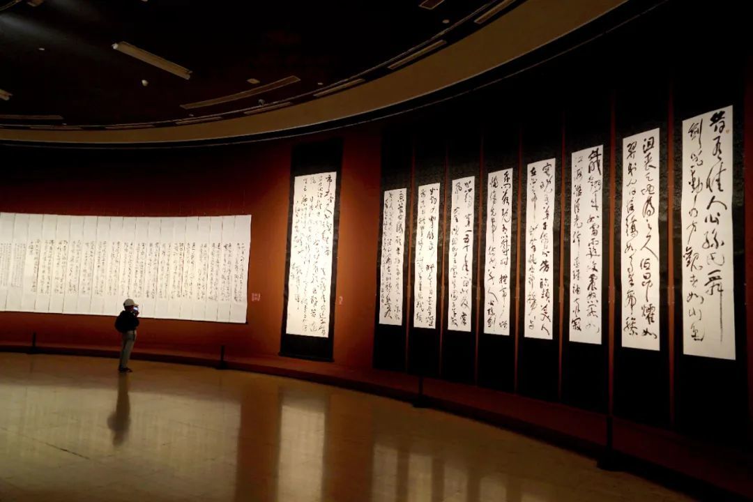 2021年5月15日,北京,人们在中国美术馆“闻道未迟——沈鹏诗书作品展”上欣赏作品。图/中新