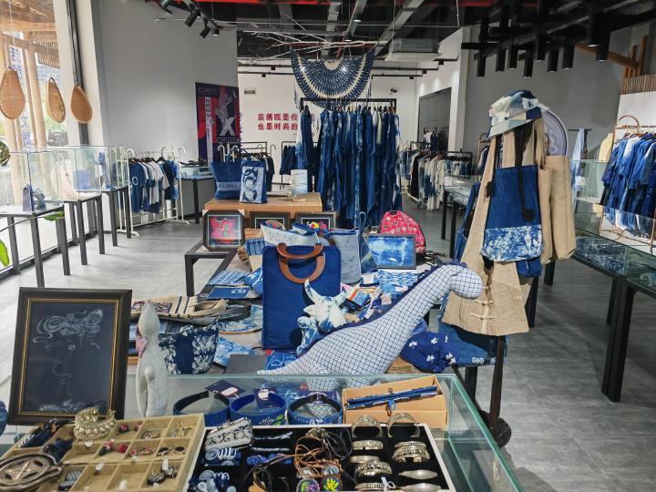 贵州省一家工艺品公司培训工作间展示的产品。新华社记者罗羽 摄