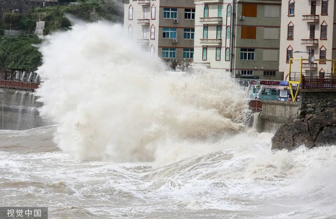 2023年8月2日，浙江台州，受台风“卡努”影响，温岭市石塘海域掀起巨浪 / 图源：视觉中国