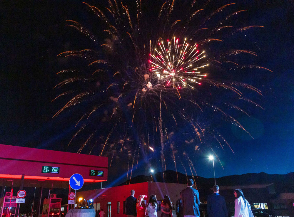 2022年7月13日，在黑山首都波德戈里察，人们在黑山南北高速公路优先段通车仪式上观看烟花表演。（新华社记者石中玉摄）