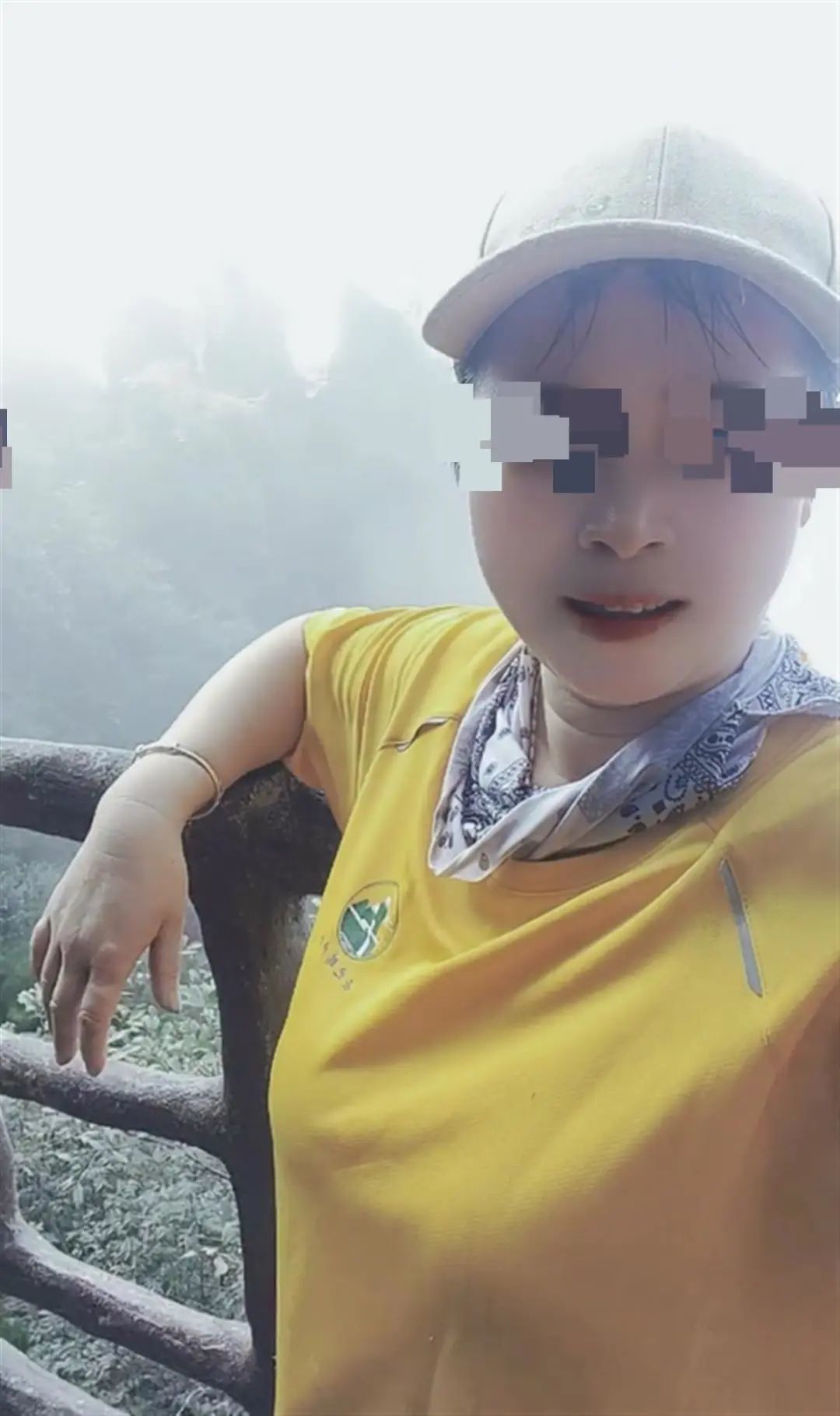 黄女士失联前曾在山上拍摄短视频（视频截图）