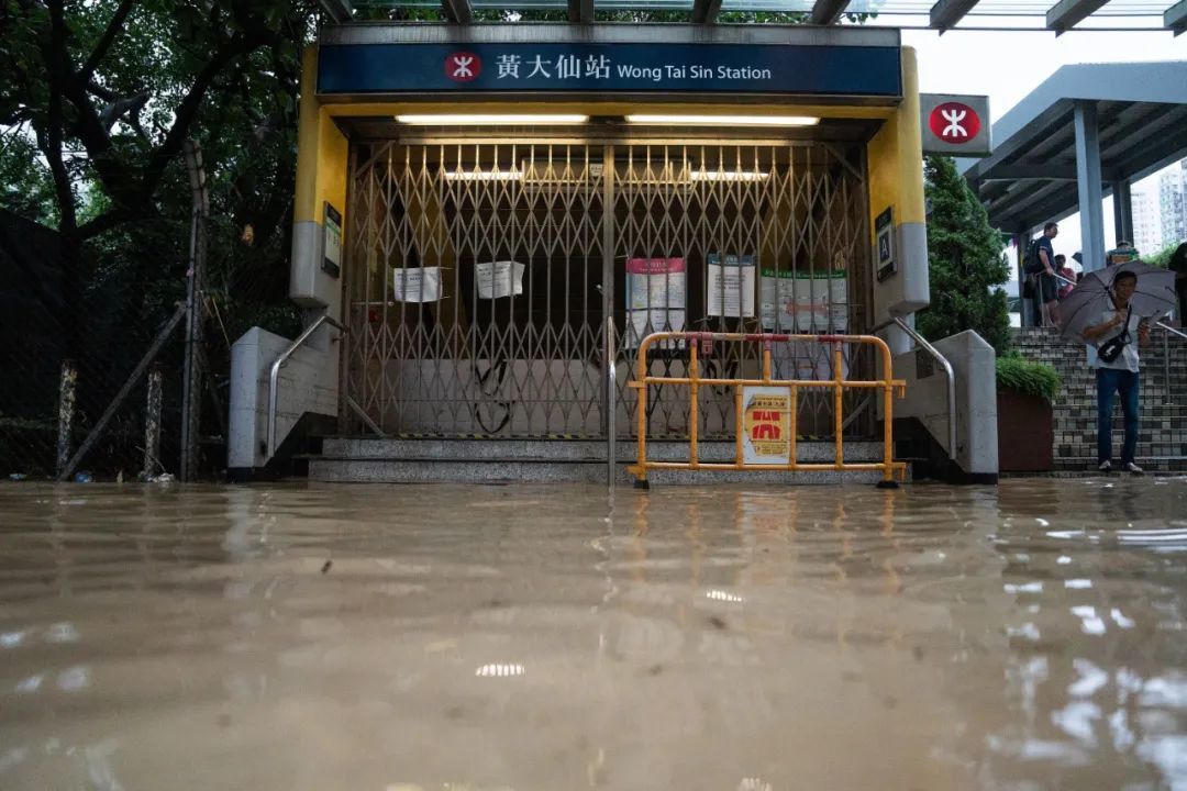 香港黄大仙地铁站外的积水，图据视觉中国