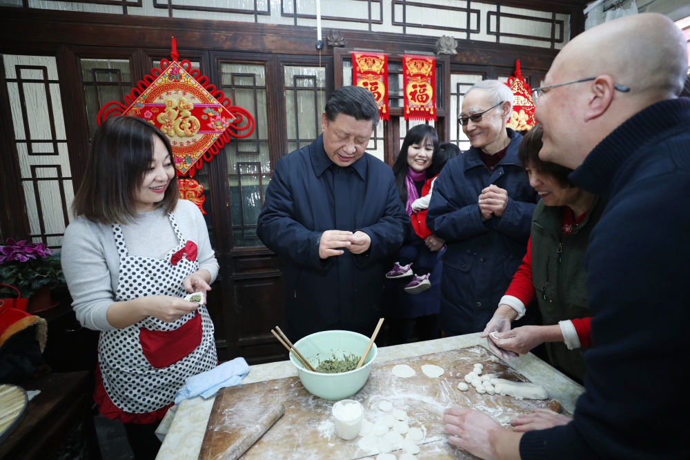 2019年2月1日上午，习近平在北京前门东区草厂四条胡同，同朱茂锦一家人包饺子、聊家常。
