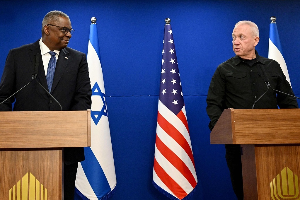 当地时间2023年12月18日，以色列特拉维夫，美国国防部长劳埃德·奥斯汀(左)和以色列国防部长约阿夫·加兰特出席联合新闻发布会。（视觉中国）