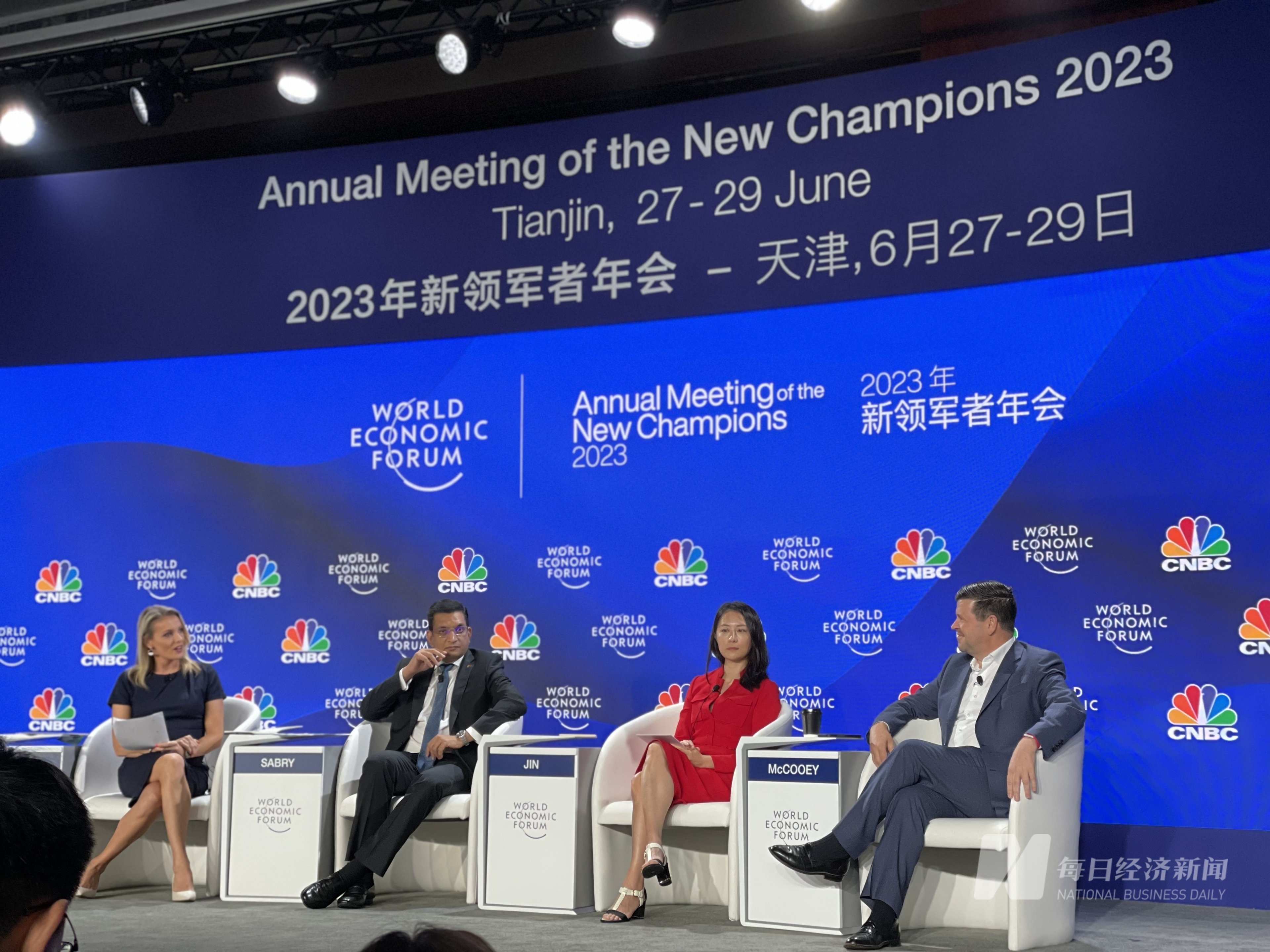 直击夏季达沃斯｜伦敦政治经济学院经济学教授金刻羽：解决全球债务问题需全球协调，中国可以发挥更大作用_凤凰网