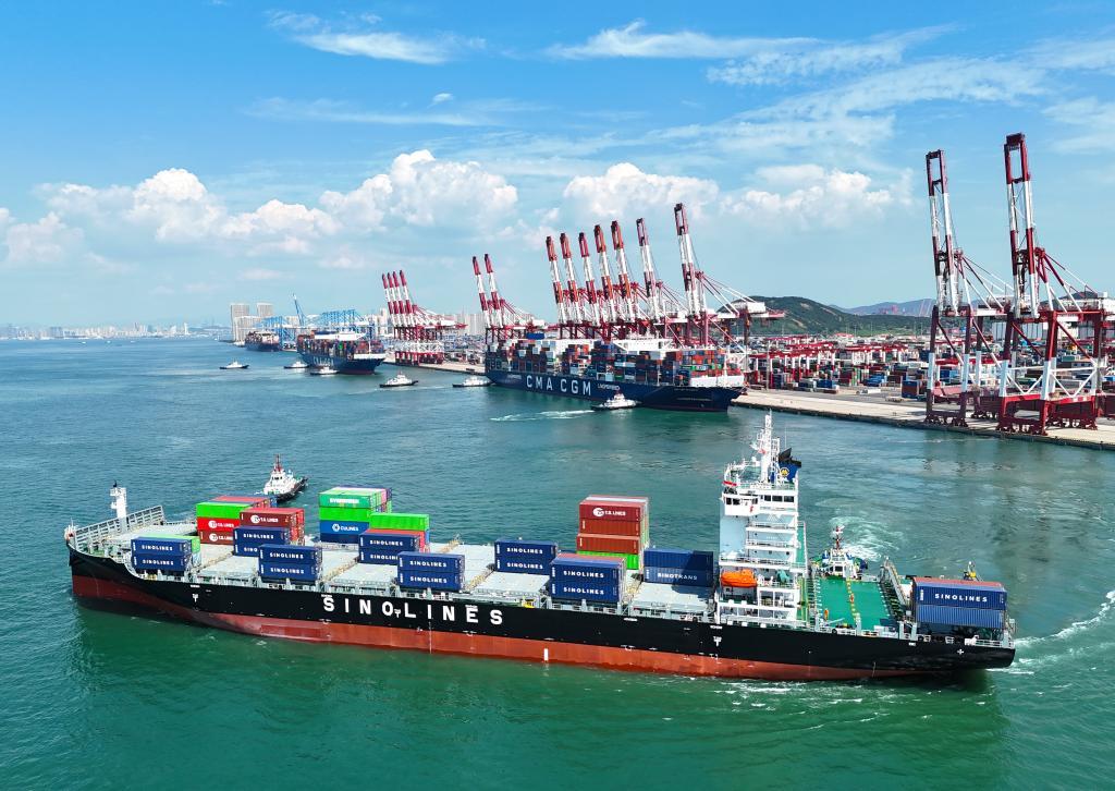 一艘货轮缓缓驶离山东港口青岛港(无人机照片,2023年8月30日摄)。新华社发(张进刚 摄)