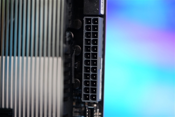 36相极致供电!华硕Pro WS TRX50-SAGE WIFI主板图赏