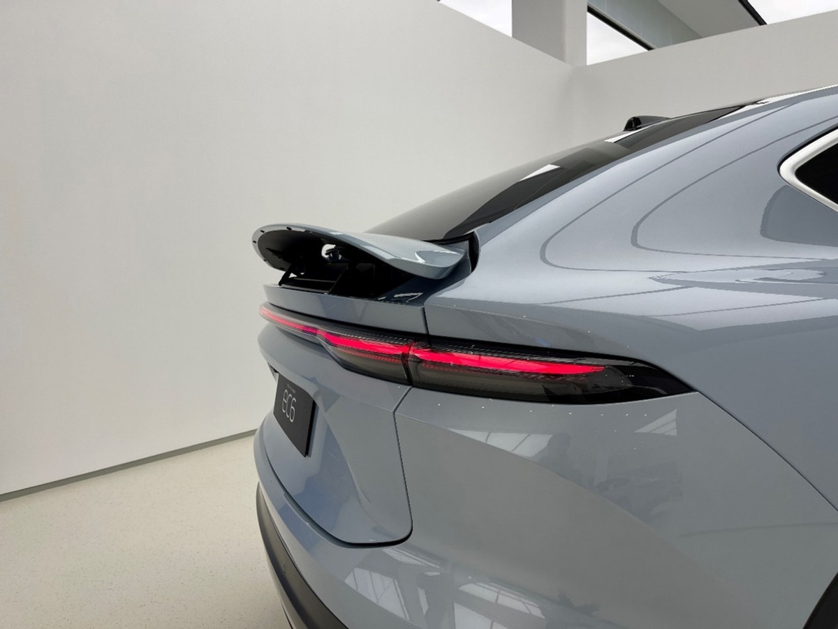 ES6+2万元=轿跑SUV画风+电动尾翼,加速还更快,蔚来EC6到店实拍