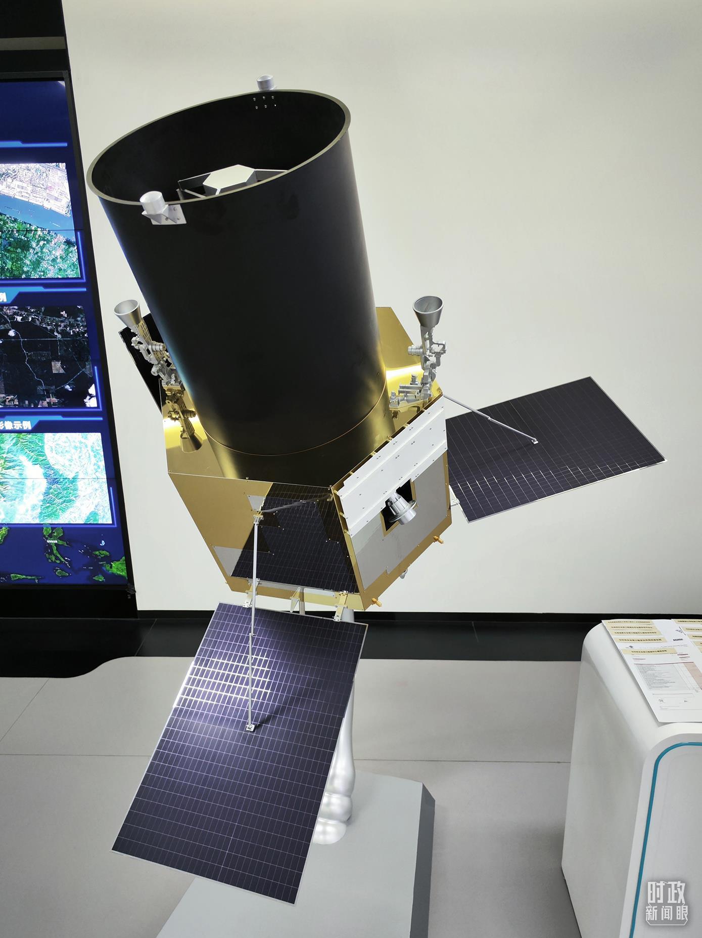 △中国－东盟信息港展示的南宁一号卫星。（总台央视记者李辉拍摄）