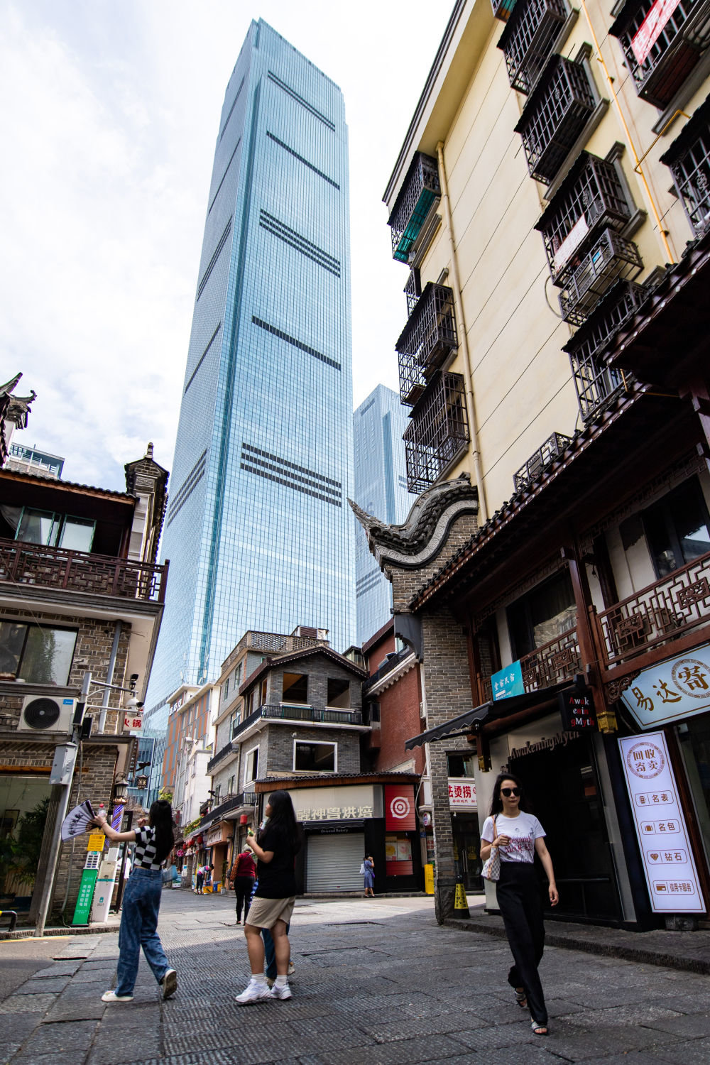 6月10日，游客长沙市芙蓉区白果园街区游玩。新华社记者陈思汗 摄