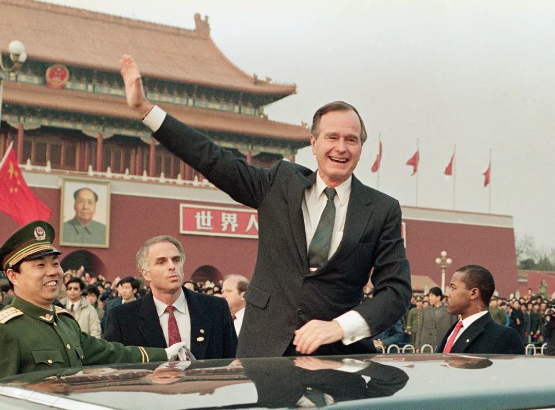 ▲ 老布什访华期间,曾在天安门广场向民众挥手致意。