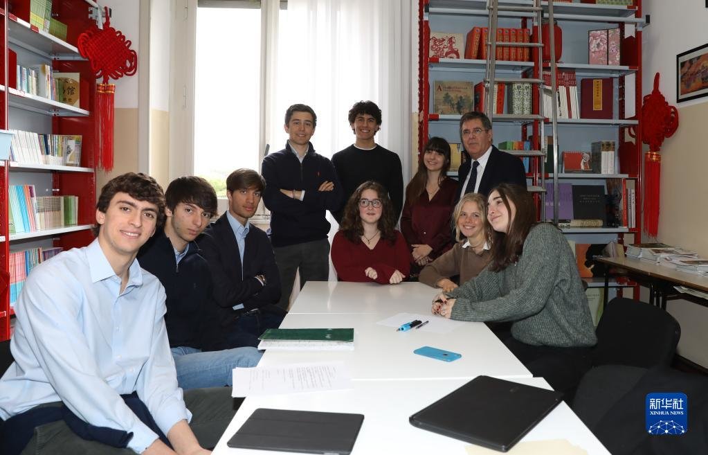 意大利罗马国立住读学校校长雷亚莱（后排右一）与致信习近平主席的学生们在一起（2019年3月18日摄）。新华社记者 程婷婷 摄