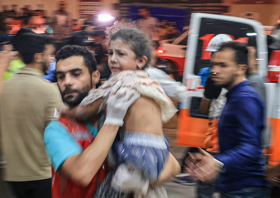 当地时间2023年10月17日，巴勒斯坦加沙地带南部汗尤尼斯，一名在以色列空袭中受伤的儿童被送到医院救治。