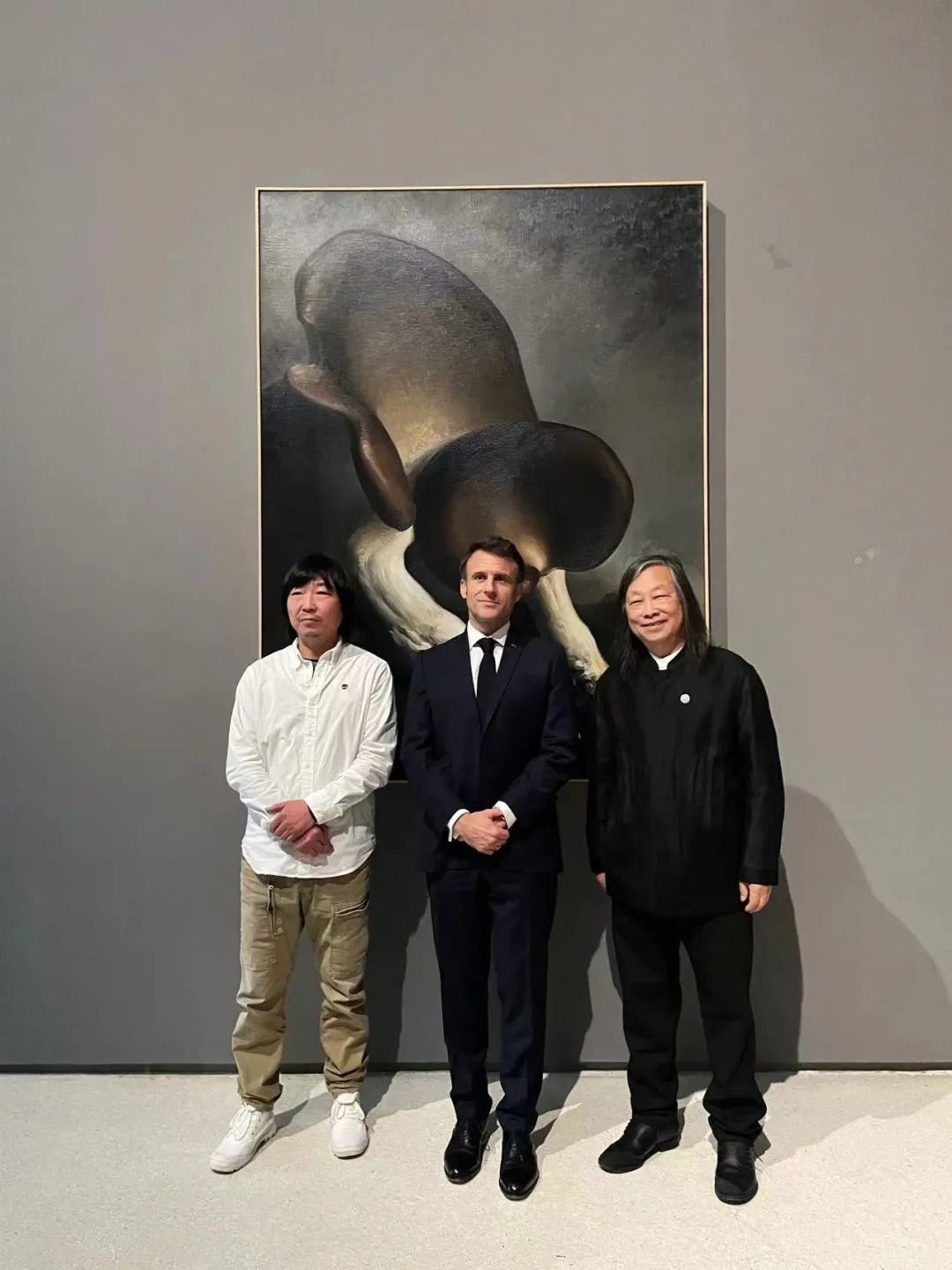 ▲ 在红砖美术馆“趣时“展览现场,马克龙总统与艺术家闫冰、红砖美术馆馆长闫士杰合影,图源:孙文杰