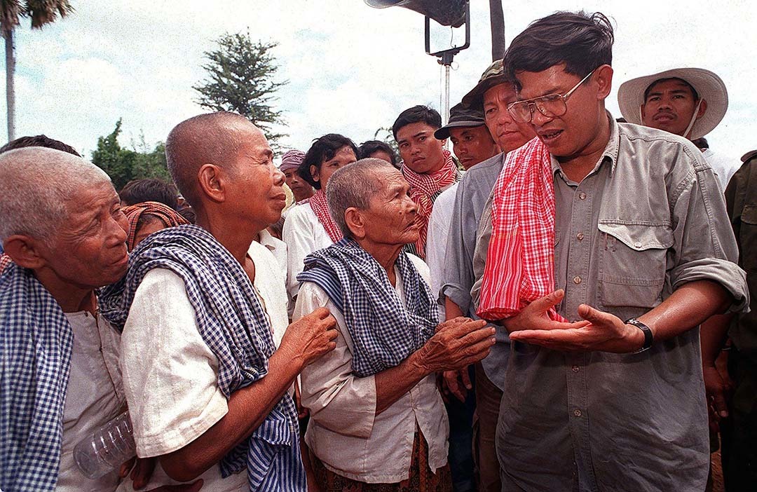 当地时间1998年7月3日，柬埔寨金边，柬埔寨首相洪森接见村民。