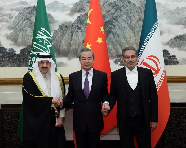 3月10日，王毅（中）、沙特国务大臣兼国家安全顾问艾班（左）、伊朗最高国家安全委员会秘书沙姆哈尼在沙特和伊朗对话闭幕式握手合影。（外交部网站）