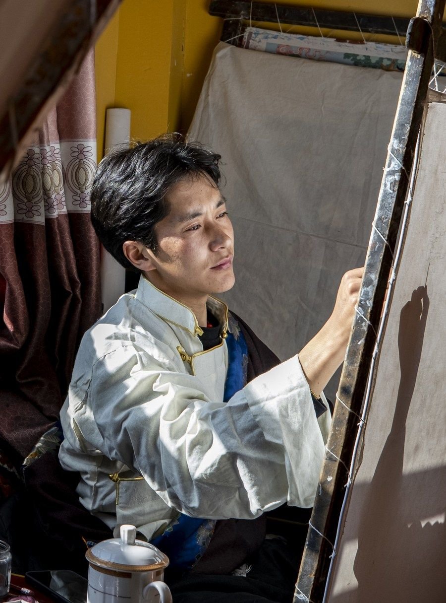 图为3月10日，在日喀则市恰嘉钦默职业技能培训学校，学生在练习唐卡绘画。新华社记者 孙非 摄
