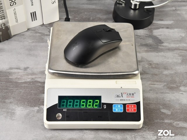 雷蛇毒蝰V3极速版鼠标评测:轻巧电竞助手