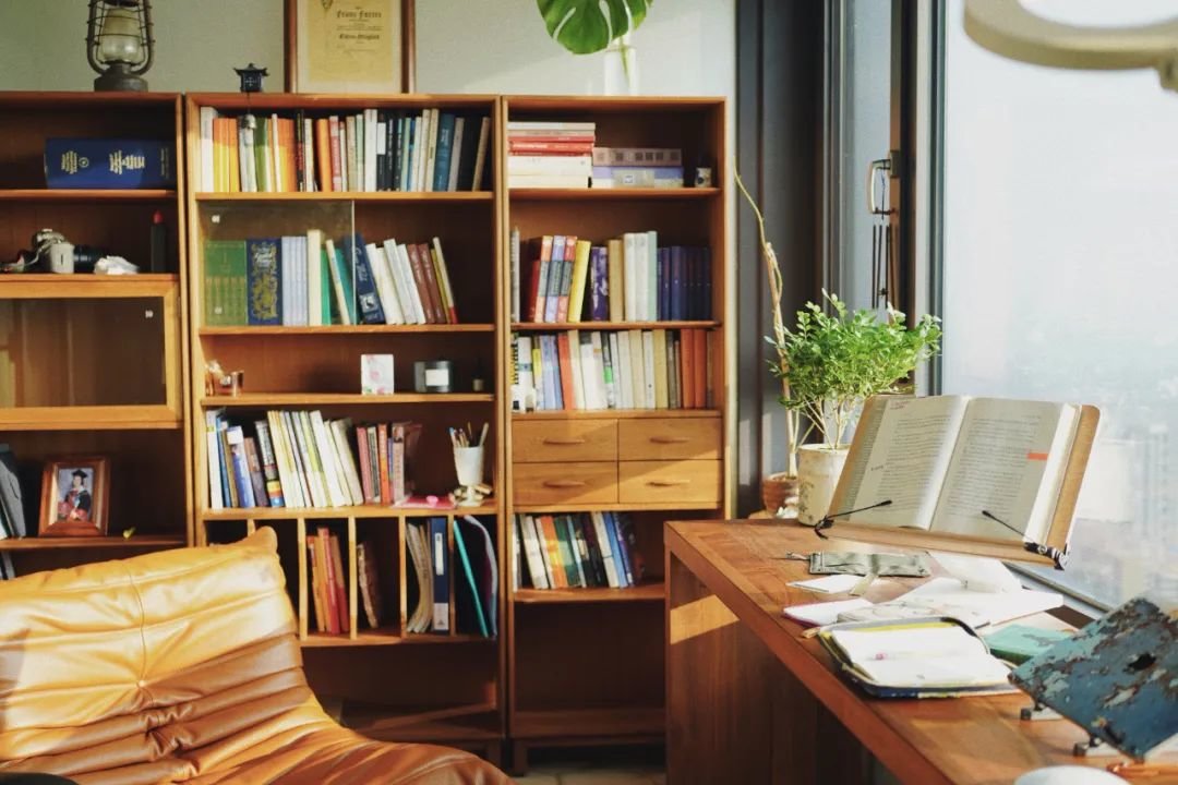 阳光洒在书桌上