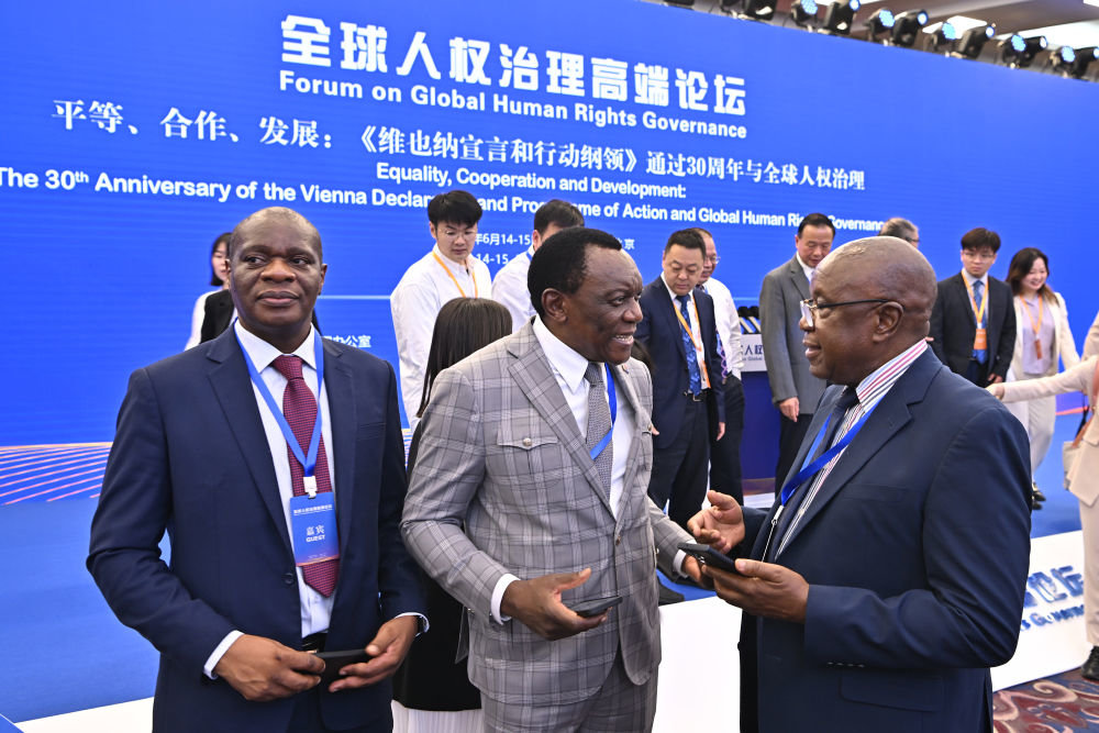 6月14日，与会者在论坛现场交流。新华社记者 李鑫 摄