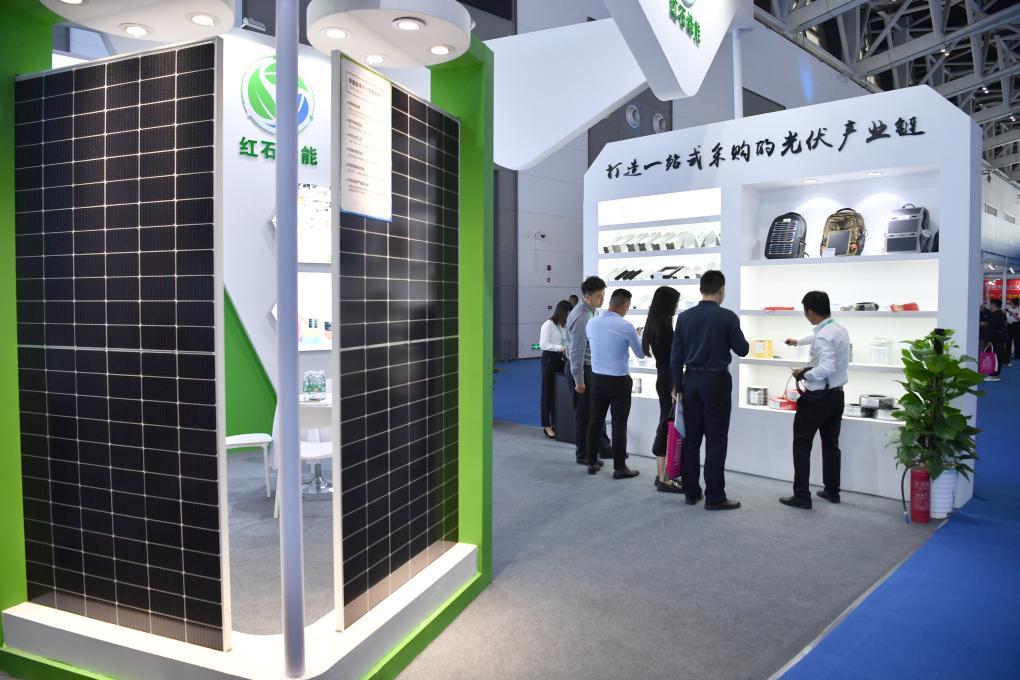 9月22日,观众在展会上参观光伏产品。 新华社记者 邵瑞 摄