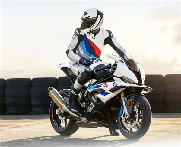 23.99万起 宝马两款新任机车皇帝上市:品牌民用摩托最高科技加持