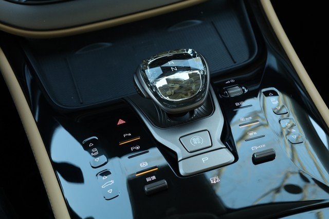 脚踢埃尔法拳打艾维亚,腾势D9 EV体验报告