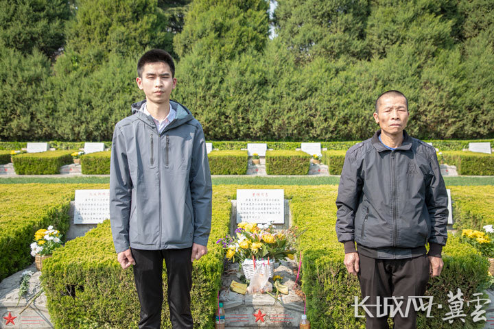 曾昭泽父子在曾辉烈士墓前合影.长城网·冀云客户端记者 李皓 摄