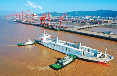 今年年初，一艘满载四千九百七十八吨新鲜智利车厘子的货轮抵达浙江省玉环市大麦屿港码头。段俊利摄（人民视觉）