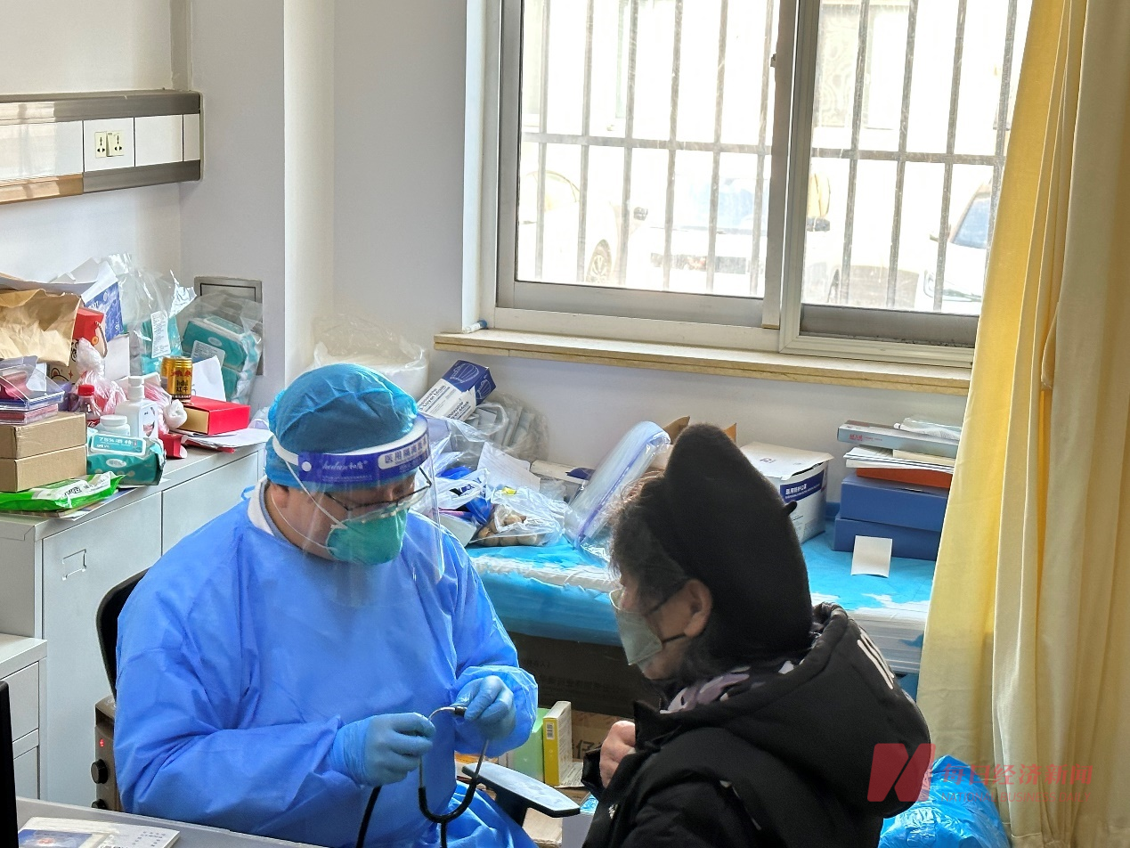 长海中心全科主治医师陆斌正在为患者检查 图片来源:每经记者 许立波 摄