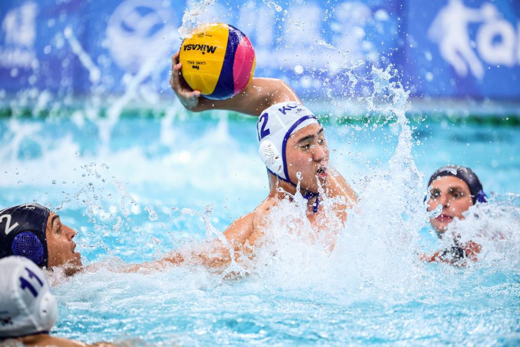 7月30日,韩国水球队队员姜旻俊在比赛中。官方摄影团队提供