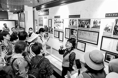 王改娇老师给大家讲述钱端升先生的故事摄影/Gasperk