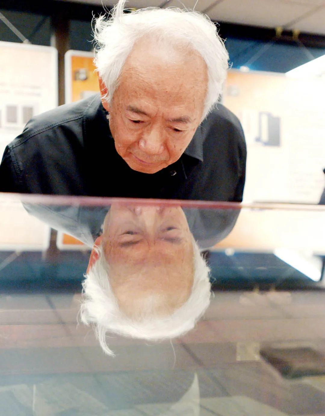 2003年11月1日,沈鹏在中国国家图书馆观摩历代书法名家的法帖珍品。图/中新