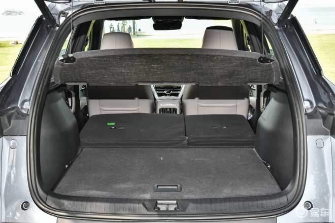中控下方也有较大的储物格,后排也有储物格和杯架,后备厢支持纯平放倒