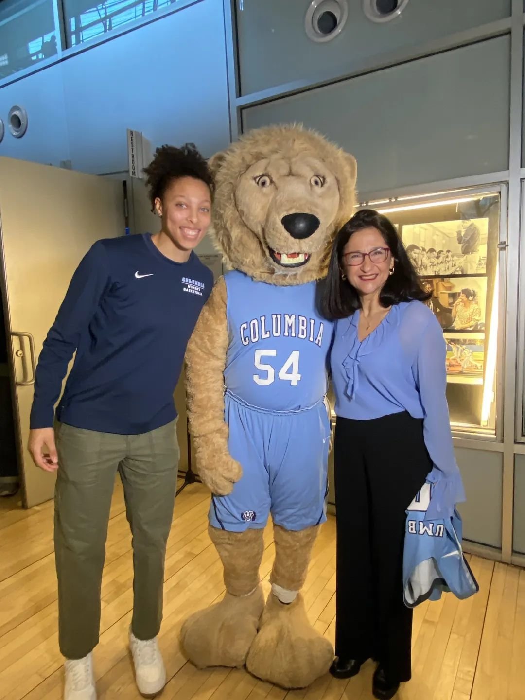 沙菲克与哥大学生运动员、吉祥物Roar-ee合影。