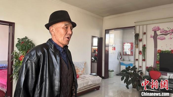 马生龙在朋友家开心的唱起“新疆花儿” 左丹丹 摄