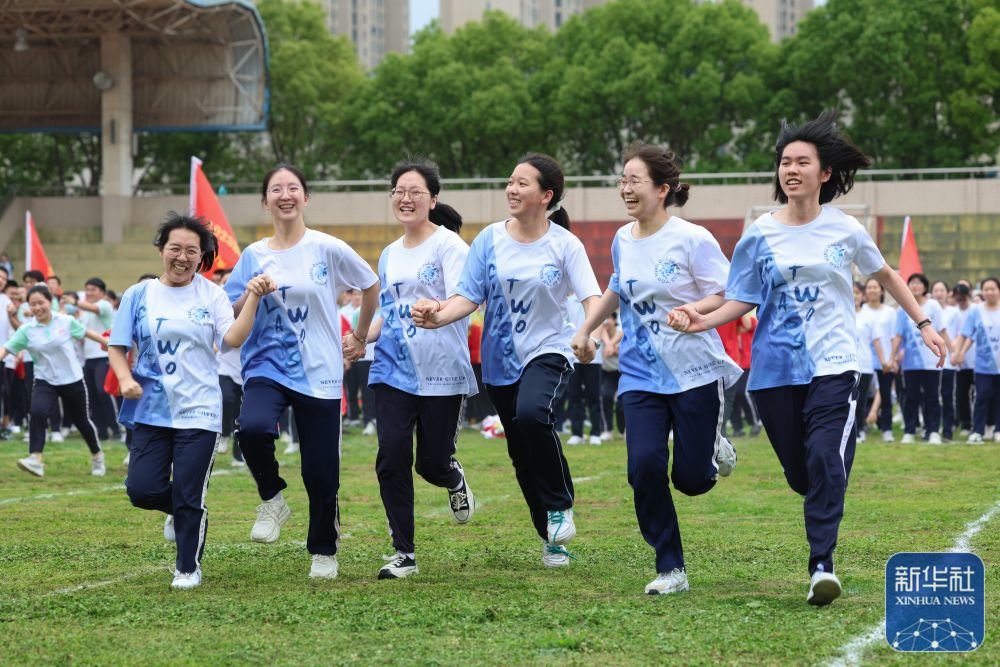 ↑6月2日，湖北襄阳五中高三学生在参加“同舟共济”趣味接力游戏。