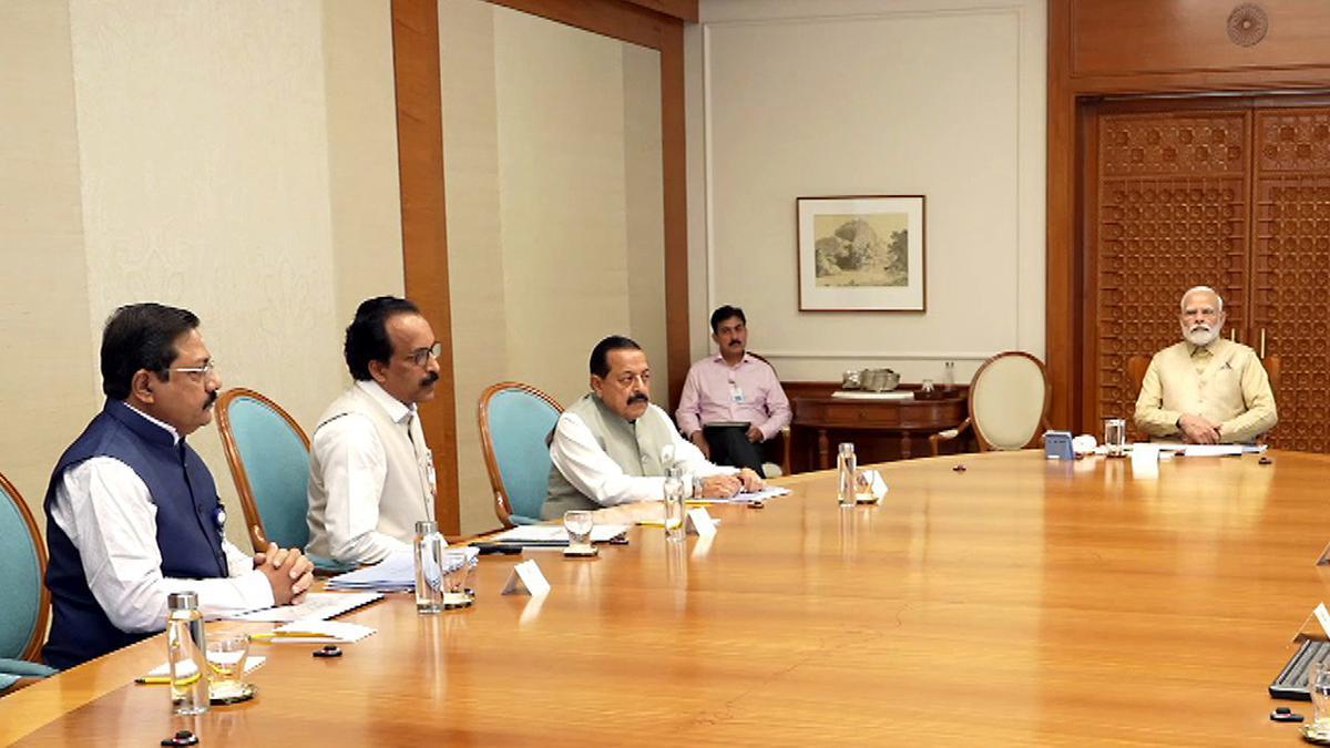 10月17日，印度总理莫迪在新德里主持会议，ISRO官员出席 图自印媒