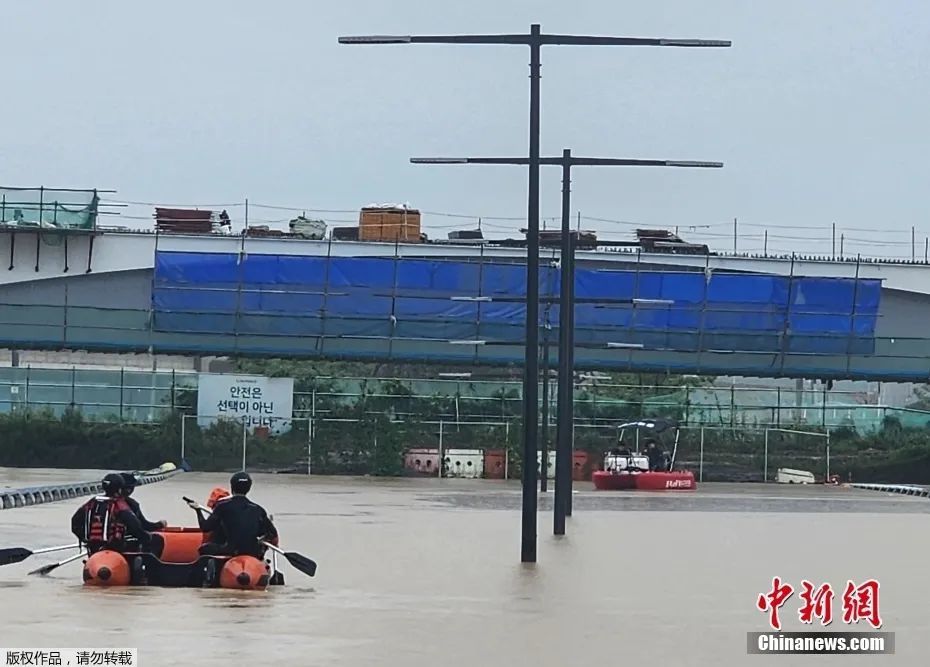 韓國清州，救援人員在一條被洪水淹沒的通往地下隧道的道路上尋找幸存者。