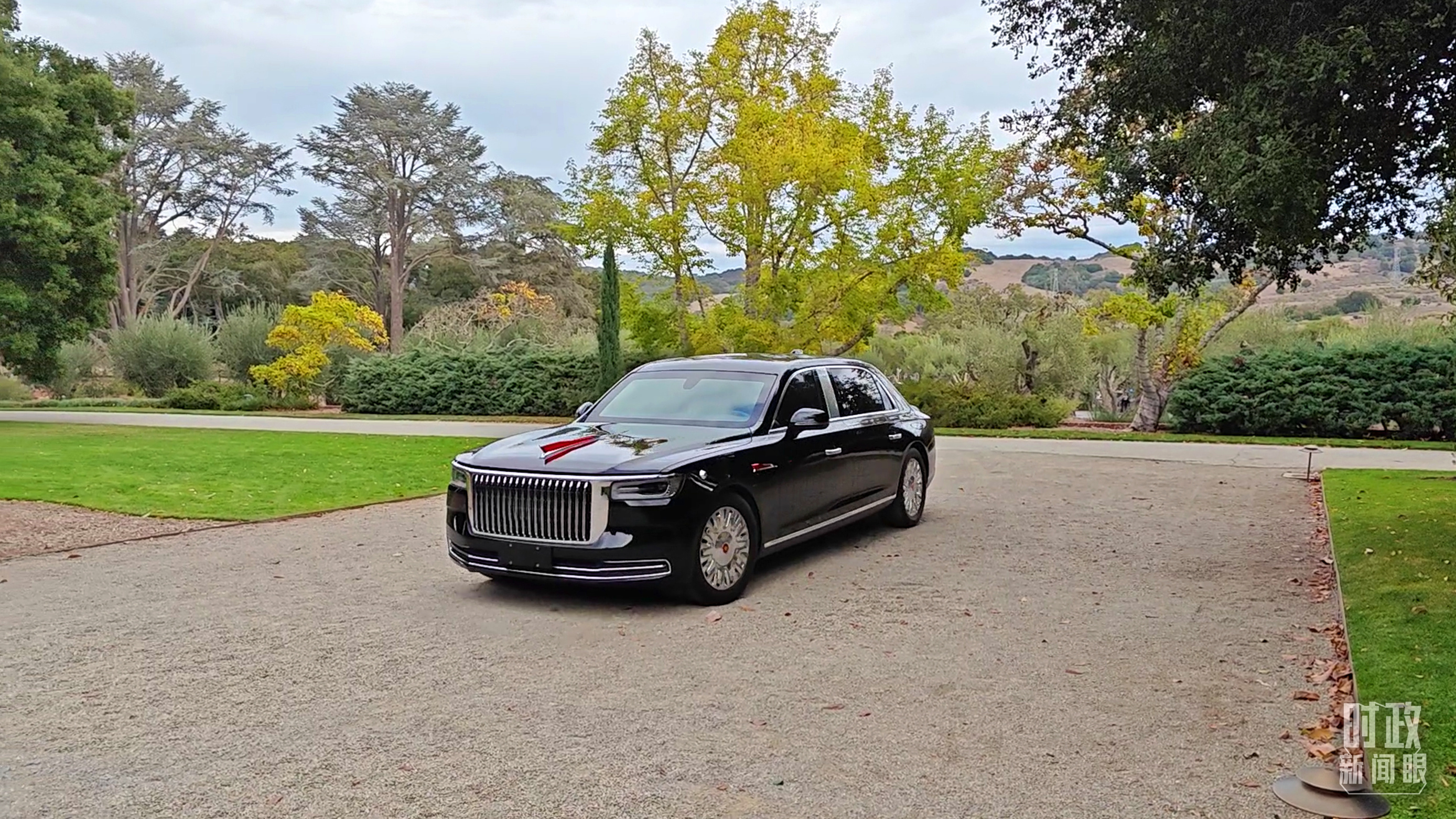 △ 应美国总统拜登邀请，习近平主席于2023年11月赴美国旧金山举行中美元首会晤，同时应邀出席亚太经合组织第三十次领导人非正式会议。图为习近平主席乘车抵达中美元首会晤地点——旧金山斐洛里庄园。（总台央视记者王哈男拍摄）