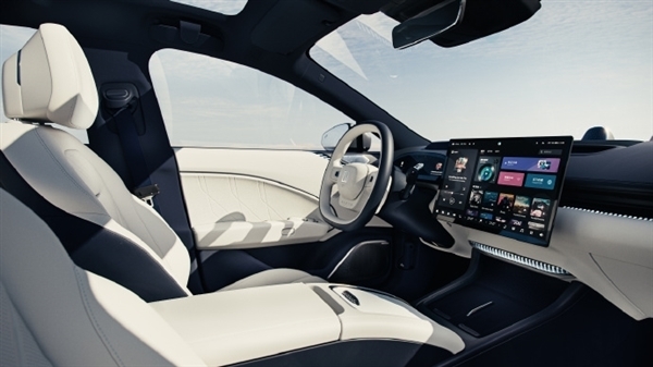 15.05英寸大屏+35.5英寸抬头显示:极氪007内饰谍照首次曝光