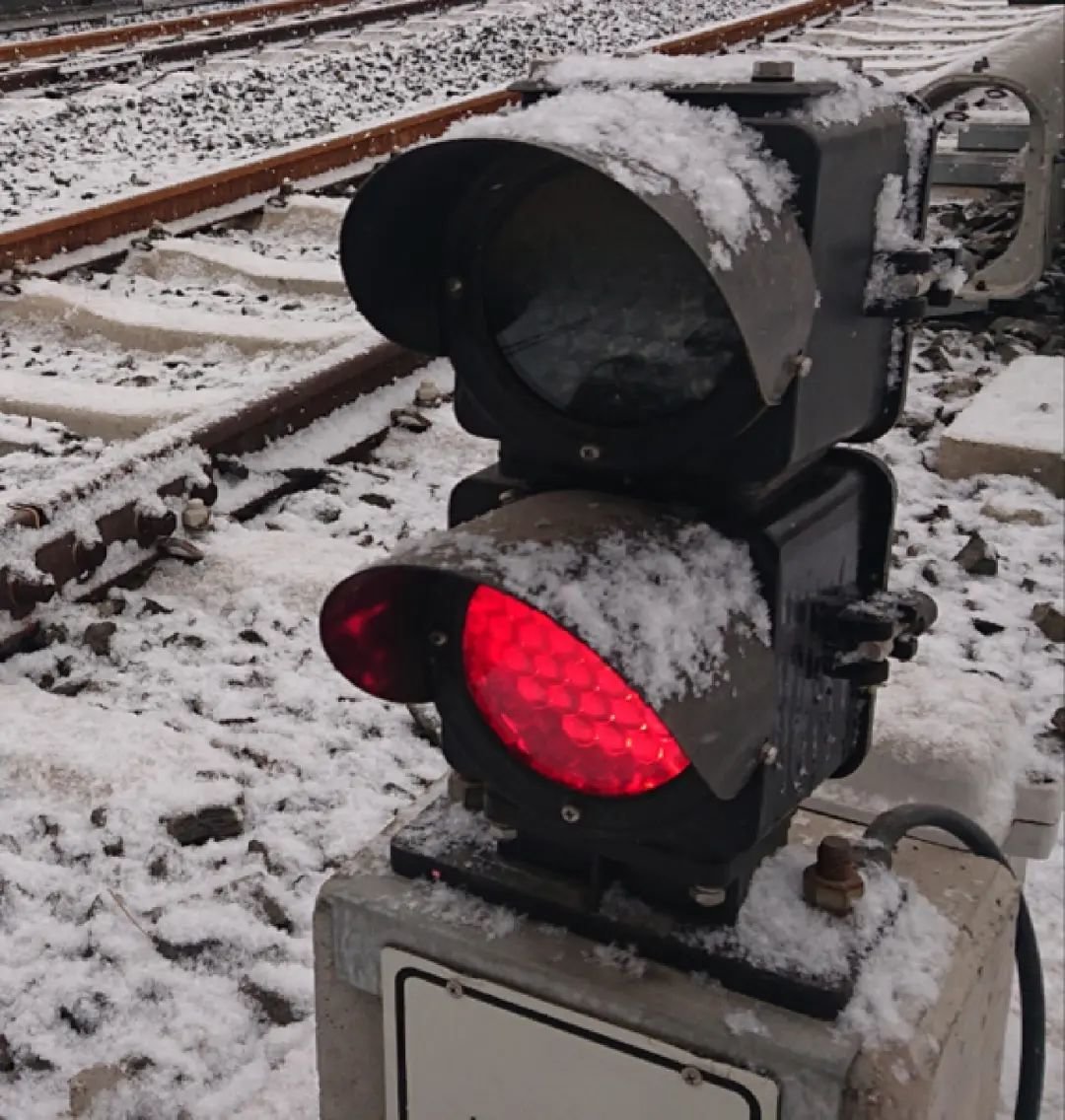 雪天的轨道与信号灯