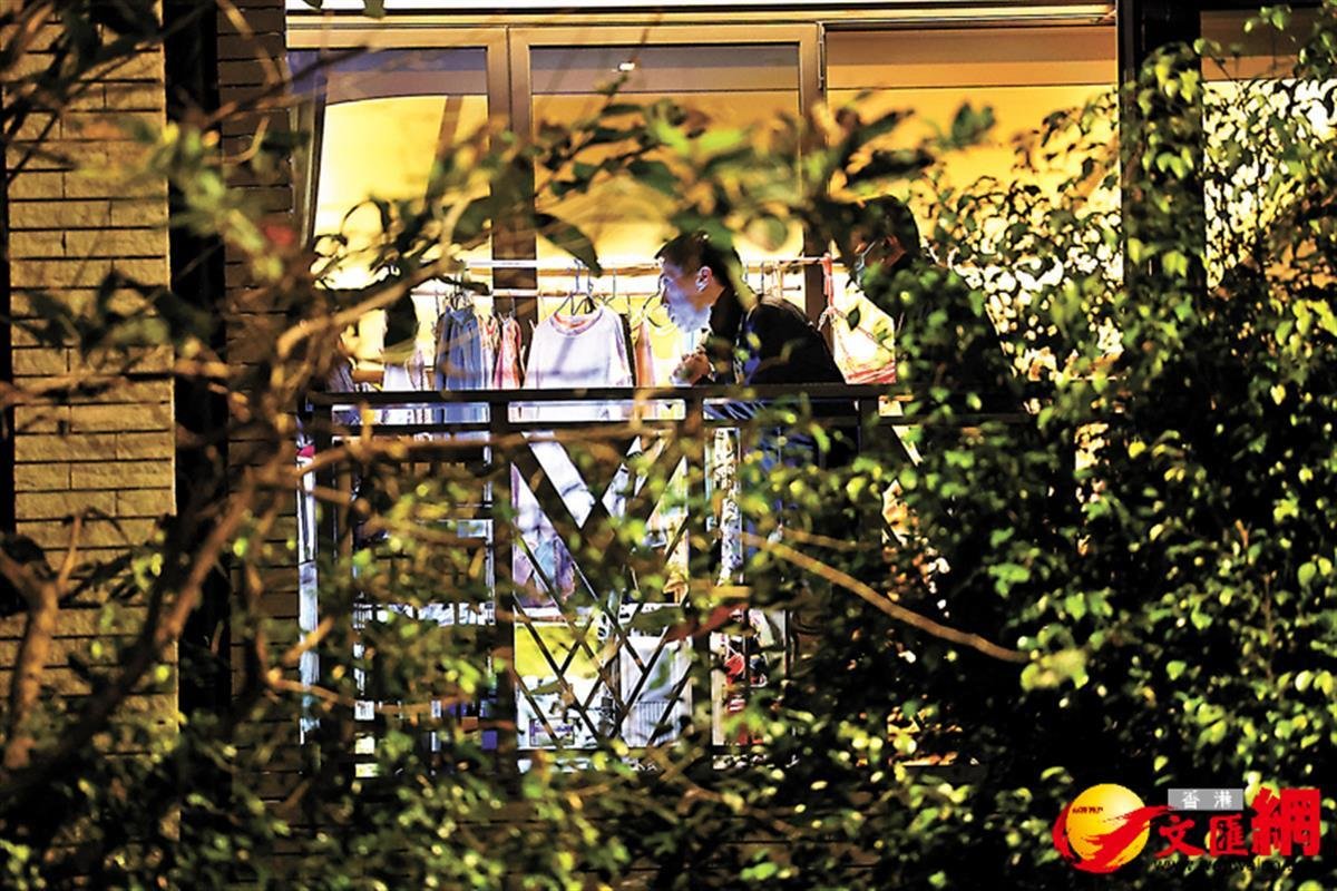 探员在豪宅调查(图片来源:文汇网)