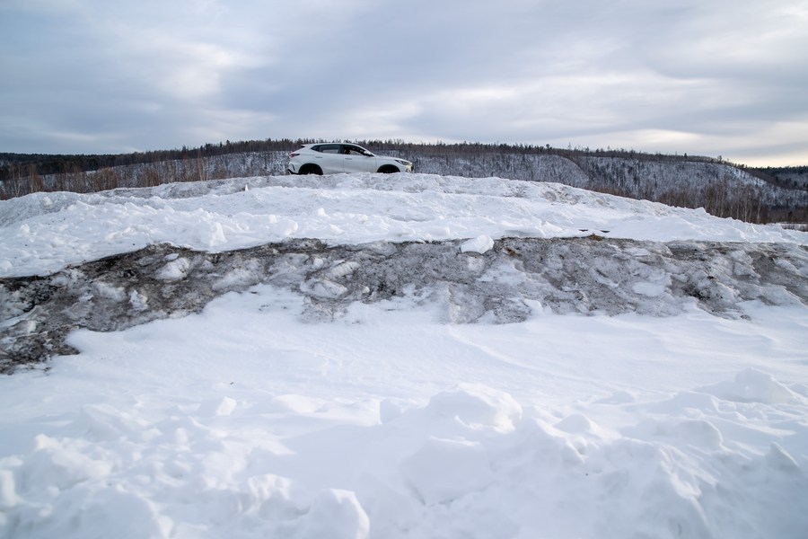 3月17日,在漠河红河谷寒地试车基地,车辆在进行寒区试验。新华社记者 张涛 摄