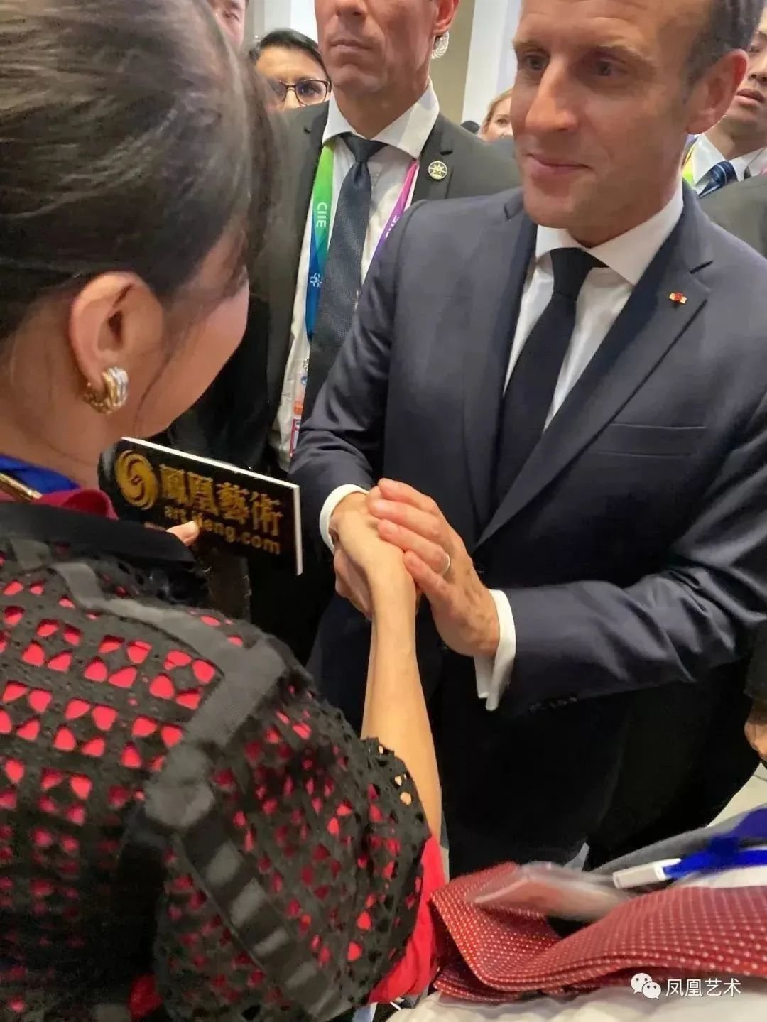 ▲ 2019年,“凤凰艺术”总编辑肖戈以法语采访法兰西共和国总统埃马纽埃尔·马克龙(Emmanuel Macron)