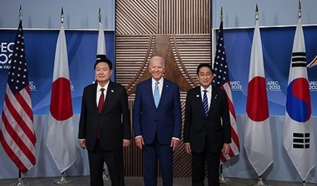 当地时间11月16日，在美国旧金山的莫斯康展览中心，韩美日首脑在APEC峰会期间会晤并合影留念