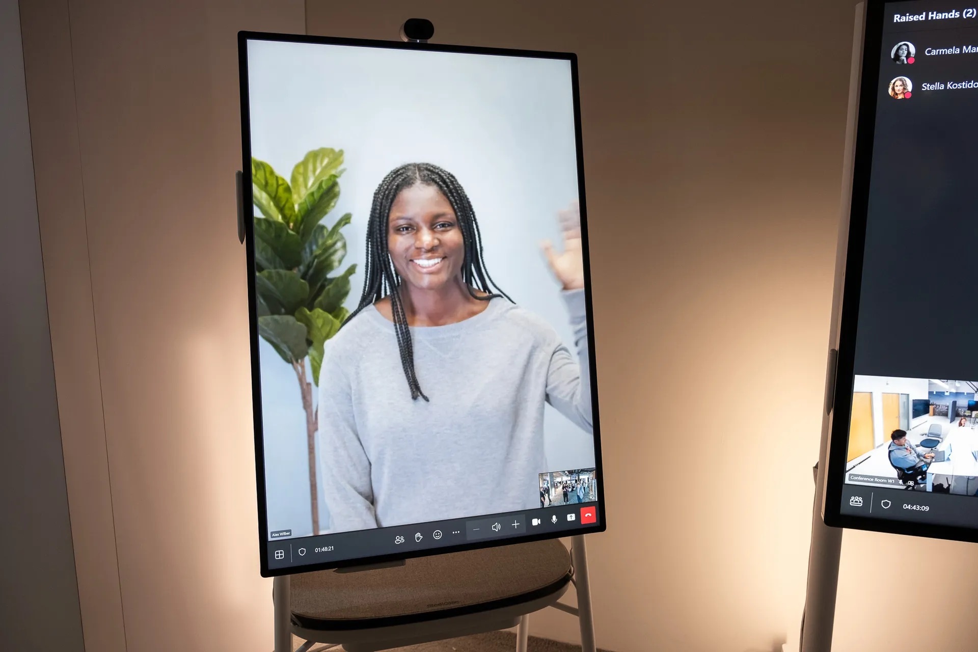 Surface Hub 3支持智能旋转和纵向模式。